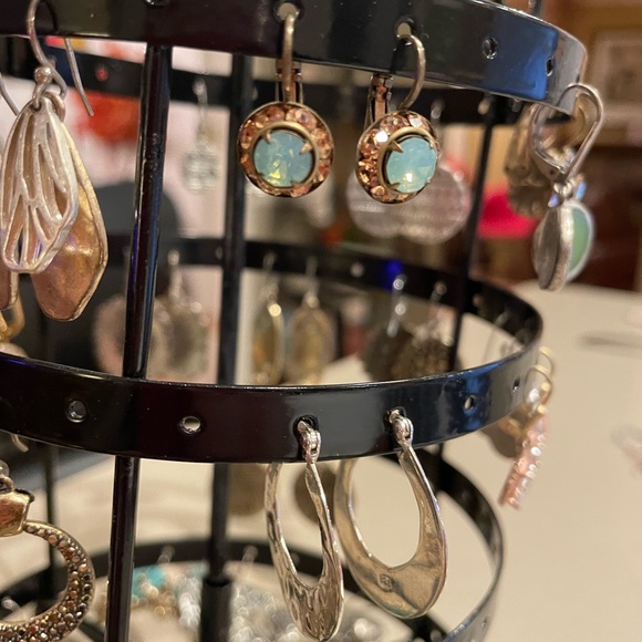 Assorted jewelry both costume both costume and real. - Picture 6 of 16